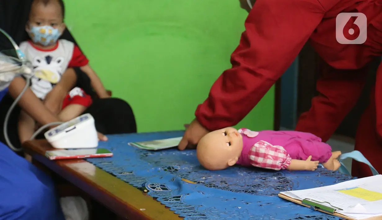 Sejumlah relawan Dompet Dhuafa mengecek kesehatan ibu menyusui penyintas COVID-19 di RW 07 Kelurahan Tengah, Kramat Jati, Jakarta, Kamis (5/8/2021). Kegiatan tersebut dalam rangka Pekan ASI Sedunia yang diperingati setiap tanggal 1 hingga 7 Agustus. (Liputan6.com/Herman Zakharia)