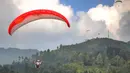 Atlet paralayang Indonesia, Joni Efendi, saat berlaga pada nomor ketepatan mendarat individual di Gunung Mas, Jawa Barat (21/08/2018). Tim paralayang Asian Games Indonesia sementara masih berada dalam tiga besar. (Merdeka.com/Arie Basuki)