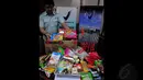 Salah satu petugas menunjukkan kemasan produk pangan Tanpa Izin Edar (TIE) di Jakarta, Senin (22/12/2014). Produk yang menjadi target pengawasan adalah pangan Tanpa Izin Edar (TIE), kadaluwarsa, dalam kondisi rusak. (Liputan6.com/Johan Tallo)