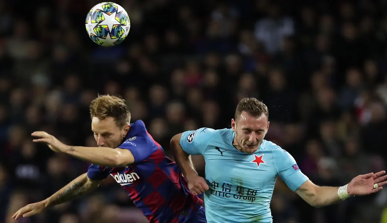 Gelandang Barcelona, Ivan Rakitic berebut bola udara dengan pemain Slavia Praha, Vladmir Coufal pada pertandingan lanjutan Grup F Liga Champions di stadion Camp Nou, Spanyol (5/11/2019). Barcelona bermain imbang 0-0 atas Slavia Praha. (AP Photo/Emilio Morenatti)