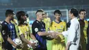 Presiden Joko Widodo bersalaman dengan penyerang Arema Cronus, Cristian Gonzales jelang laga pembukaan Piala Jenderal Sudirman melawan Persegres G.U di Stadion Kanjuruhan, Malang, Selasa (10/11/2015). (Bola.com/Kevin Setiawan)