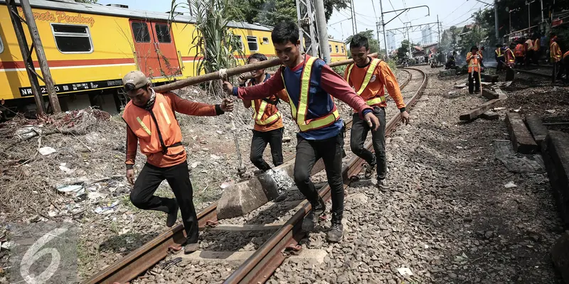 20160518-KRL-Anjlok-Jakarta-Faizal-Fanani