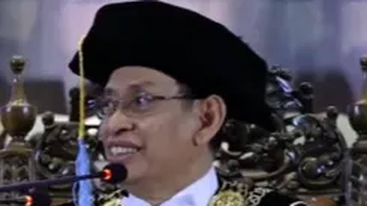 Siapa sangka, sang Rektor langsung memberikan golden ticket beasiswa untuk melanjutkan ke jenjang S2. <br>