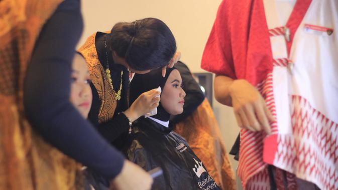 Seluruh anggota Paskibraka Nasional 2019 telah bersiap sejak pukul 02.00 WIB. Mereka dirias agar tampil menarik (Liputan6.com/Aditya Eka Prawira)