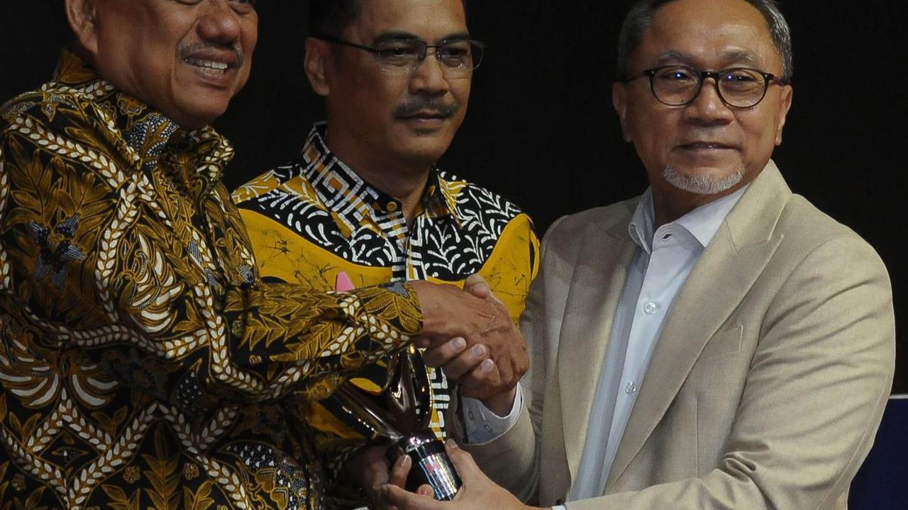 Pada ajang Merdeka Awards 2023, Gubernur Sulawesi Utara, Olly Dondokambey meraih penghargaan program penguatan ekspor daerah.<br><br>Trofi penghargaan itu diberikan langsung oleh Menteri Perdagangan Zulkifli Hasan.