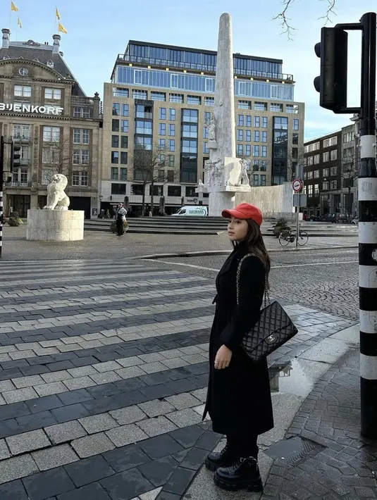 Tampil serba hitam kala berlibur, Nikita Willy memberi pernyataan pada tas yang digunakan. Chanel menjadi fashion statement yang sukses berikan impresi old money pada gayanya. [Foto: IG/nikitawillyofficial94].