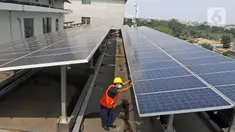 Pekerja memeriksa intalasi panel surya di Gedung Dirjen Ketenagalistrikan Kementerian ESDM di Jalan Rasuna Said, Jakarta, Senin (27/9/2021). Kementerian Perindustrian mencatat importasi komponen PLTS sejak 2018 hingga 2020 mengalami penurunan. (Liputan6.com/Herman Zakharia)