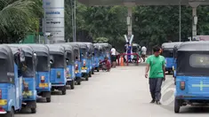 Pengendara Bajaj mengantre untuk mengisi BBG di salah satu Stasiun Pengisian Gas, Jakarta, Rabu (25/2/2015). Pemerintah akan menggenjot penggunaan BBG dalam rangka konversi dari bahan bakar minyak pada moda transportasi. (Liputan6.com/Faizal Fanani)