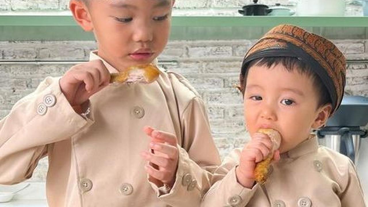 Potret Lucu Arthur dan Baby Timo Anak Chef Arnold saat Makan Ayam Goreng, Kenakan Baju Tradisional Ekspresinya Kocak Banget!