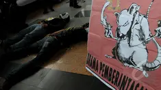 Sejumlah mahasiswa melakukan aksi teaterikal drama pemberantasan korupsi di halaman gedung KPK, Jakarta, Kamis (5/3/2015). Aksi tersebut menuntut pemerintah untuk segera menghentikan kriminalisasi KPK (Liputan6.com/Faisal R Syam)