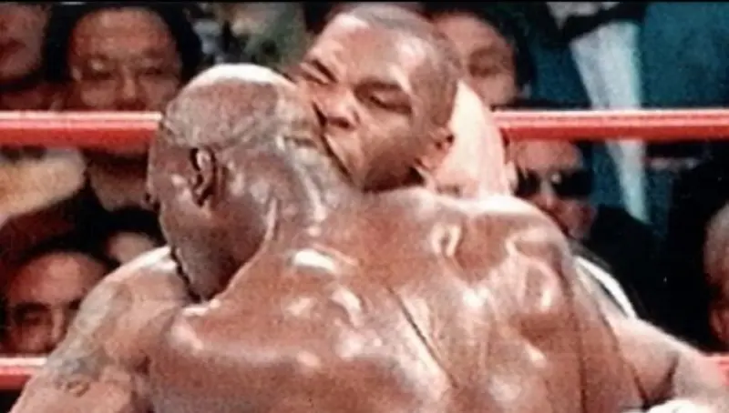 Mike Tyson saat menggigit telinga Evander Holyfield pada 1997. (Youtube)