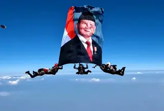 Foto Prabowo Berkibar di Langit Saat HUT Polri (Tangkapan Layar YouTube Sekretariat Presiden)
