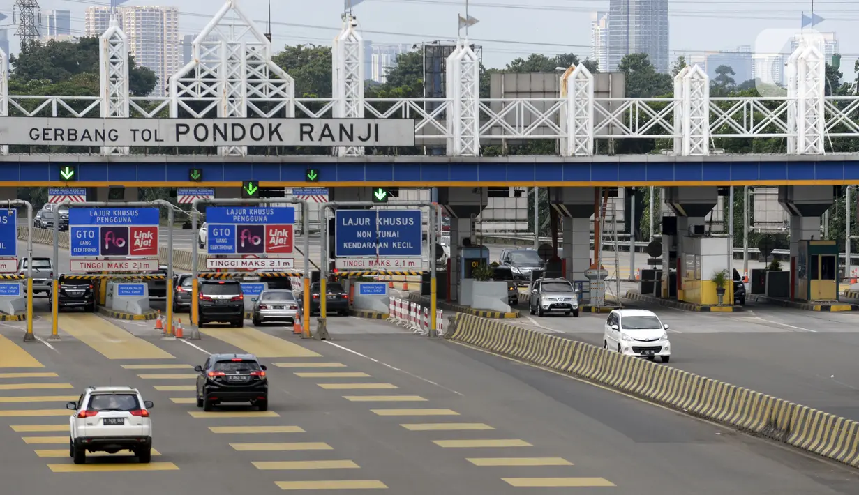 Kendaraan melintasi Jalan Tol BSD-Jakarta yang terlihat lengang di Pintu Tol Pondok Aren, Bintaro, Tangerang Selatan, Rabu (22/4/2020). Sejak pemberlakuan PSBB untuk memutus penularan COVID-19 di wilayah Jakarta dan sekitarnya, aktivitas kendaraan menurun hingga 35 persen. (merdeka.com/Dwi Narwoko)