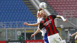 Pemain AC Milan, Samu Castillejo, berebut bola dengan pemain Sampdoria, Mikkel Damsgaard, pada laga Liga Italia di Stadion San Siro, Minggu (4/4/2021). Kedua tim bermain imbang 1-1. (AP Photo/Antonio Calanni)