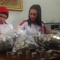 Para pegawai dealer tengah menghitung koin pembelian motor seharga Rp 33 juta (Liputan6.com/Ady)