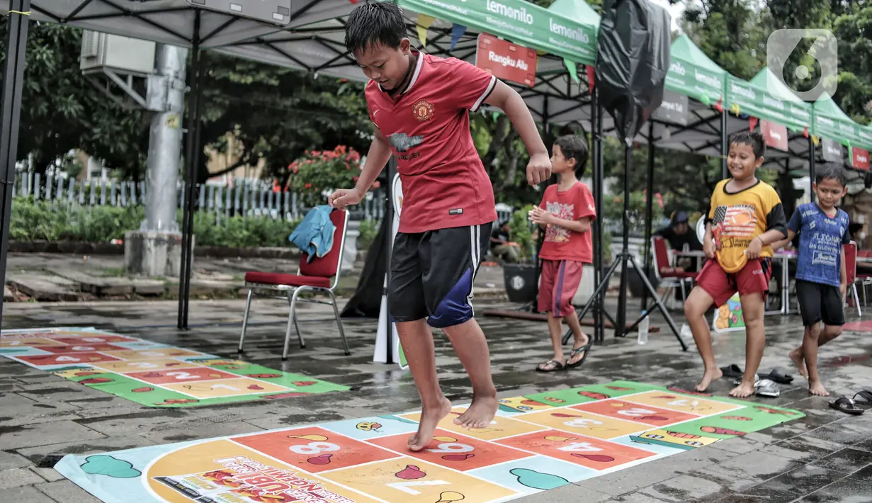 Anak-anak bermain permainan tradisional di kawasan Kota Tua, Jakarta Barat, Minggu (13/11/2022). Kawasan Kota Tua Jakarta menggelar Festival Permainan Tradisional. (merdeka.com/Iqbal S. Nugroho)