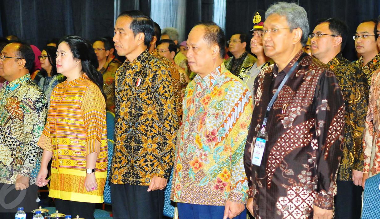 Presiden Joko Widodo (Jokowi) bersama Menko PMK, Puan Maharani (kedua kiri) dan Menristek Dikti, M Nasir (kedua kanan) menghadiri acara pembukaan Konferensi Forum Rektor Indonesia 2017 di JCC, Jakarta, Kamis (2/2). (Liputan6.com/Angga Yuniar)
