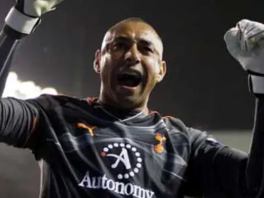 Kegembiraan kiper Tottenham Hotspur asal Brasil Heurelho Gomes di laga lanjutan EPL melawan Arsenal di White Hart Lane, 30 April 2011. Skor 3-3. AFP PHOTO / ADRIAN DENNIS