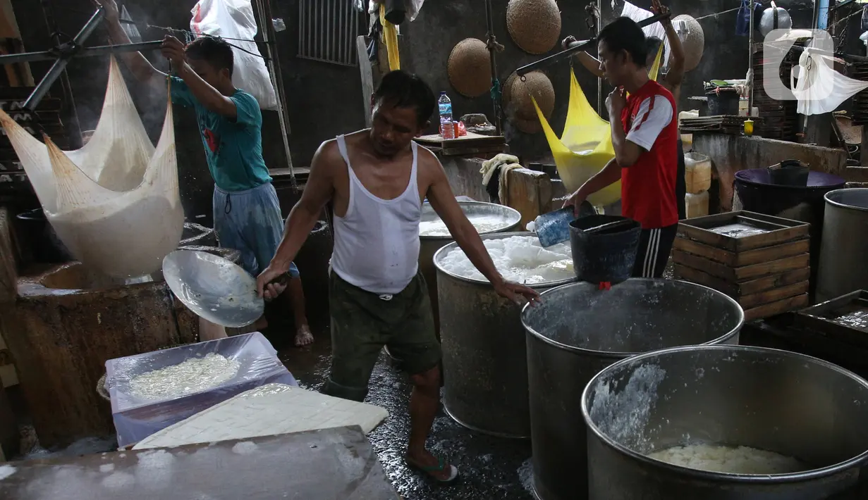 Pekerja menyelesaikan pembuatan tahu di industri rumahan kawasan Jakarta, Selasa (17/12/2019). Pemerintah juga menaikkan plafon penyaluran KUR plafon secara signifikan 36% dari Rp 140 triliun menjadi Rp 190 triliun tahun 2020. (Liputan6.com/Angga Yuniar)