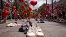 Anggota komunitas Yahudi Australia melakukan aksi yang disebut ëBalloons of Hopeí, yang mewakili para sandera Israel yang saat ini ditahan kelompok Palestina Hamas, di Sydney pada 27 Oktober 2023. (DAVID GRAY/AFP)