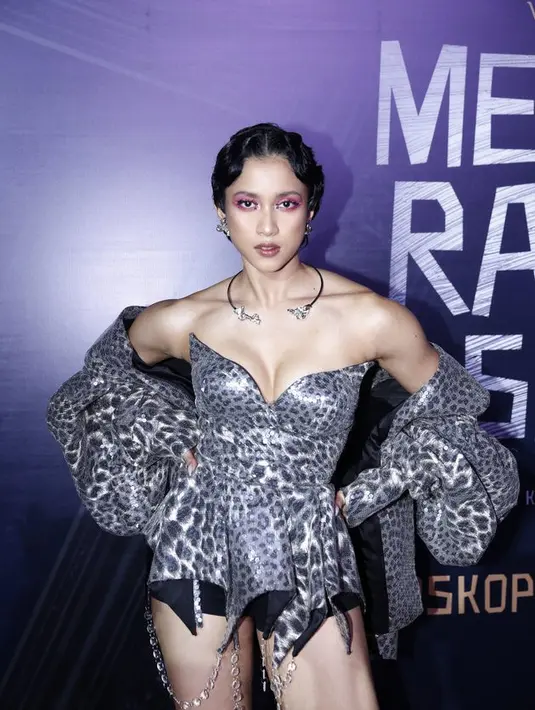 Adapun penambahan aksesori yang memiliki desain tak biasa juga semakin membuat gaya Aghniny semakin seru. Kalung dengan material silver dan juga anting, menambah statement pada gaya Aghniny Haque.  (Foto: Kapanlagi/ Dok.)