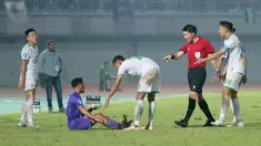 Wasit asal Jepang, Yusuke Araki, memperingatkan pemain Persita Tangerang, Ambrizal Umanailo, agar segera bangkit setelah terjatuh saat melawan Persikabo 1973 pada laga pekan ke-22 BRI Liga 1 2023/2024 di Stadion di Indomilk Arena, Tangerang, Minggu (10/12/2023). Persita menang dengan skor 2-1. (Bola.com/M Iqbal Ichsan)