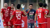 Para pemain Persija Jakarta merayakan kemenangan atas Kalteng Putra pada laga Liga 1 2019 di Stadion Madya, Jakarta, Selasa (20/8). Persija menang 3-0 atas Kalteng Putra. (Bola.com/M Iqbal Ichsan)