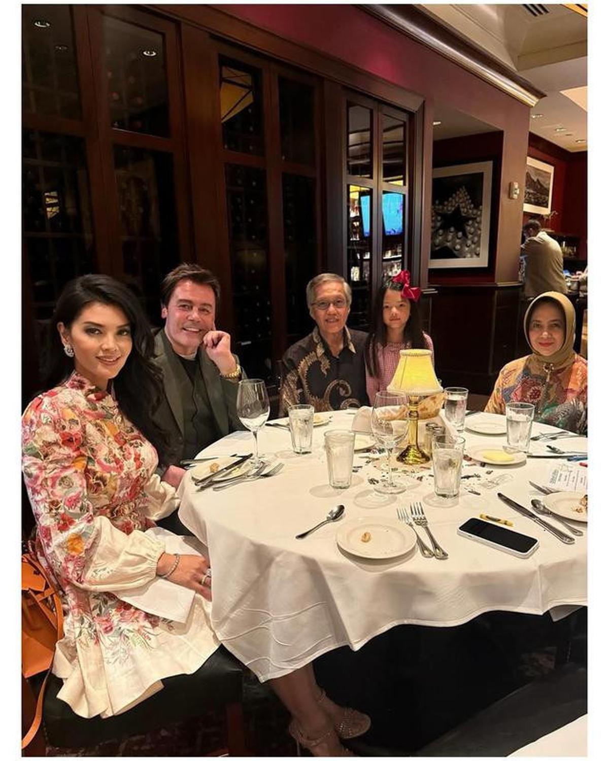 6 Potret Farah Quinn Bareng Ayah-Ibu yang Jarang Tersorot, Kumpul di Amerika