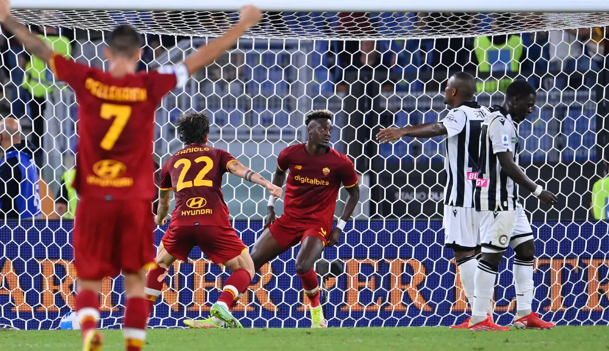 Kebuntuan AS Roma akhirnya pecah pada menit ke-36. Tammy Abraham (tengah) sukses menggetarkan gawang lawan lewat tembakan keras dari jarak dekat. Papan skor berubah menjadi 1-0 untuk keunggulan AS Roma dan bertahan hingga turun minum. (AFP/Alberto Pizzoli)