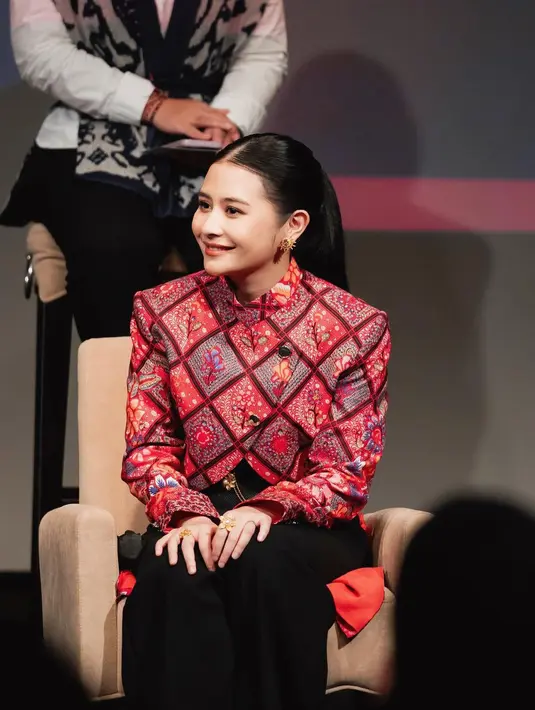 Prilly Latuconsina dengan gaya rambut yang sleek. Ia meluruskan rambut panjangnya, membelahnya menjadi dua bagian, dan menguncir tinggi dengan gaya high-ponytail. [Foto: Instagram/prillylatuconsina96]