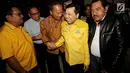 Ketua Umum DPP Golkar Setya Novanto tersenyum saat tiba di Gedung DPP Golkar, Jakarta, Rabu (11/10). Rapat pleno ini dipimpin langsung oleh Setya Novanto setelah dirinya kembali sehat setelah menjalani perawatan di rumah sakit. (Liputan6.com/Johan Tallo)