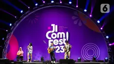 Penampilan Music Comedy (Davi Sumbing feat Berlliana Lovell) di acara Jakarta International Comedy Festival 2023 (JiComFest23) di Tennis Indoor Gelora Bung Karno, Jakarta, Jumat (15/12/2023). (Liputan6.com/Herman Zakharia)