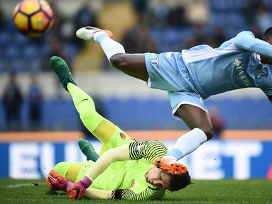 Pemain Lazio, Balde Diao Keita menginjak kepala kiper AS Roma, Wojciech Szczesny saat berebut bola pada laga Derby della Capitale di Olympic Stadium, Roma, Italia, (4/12/2016). AS Roma menang 2-0.  (AFP/Filippo Monteforte)