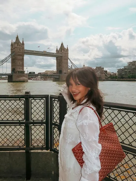 Tampil stylish, Amel Carla yang tampil semakin dewasa ini menuai banyak pujian. Berfoto dengan latar belakangan jembatan London yang terkenal, Amel terlihat menawan dengan kemeja putih terlihat terbuat dari kain brokat. (Liputan6.com/IG/@amelcarla)
