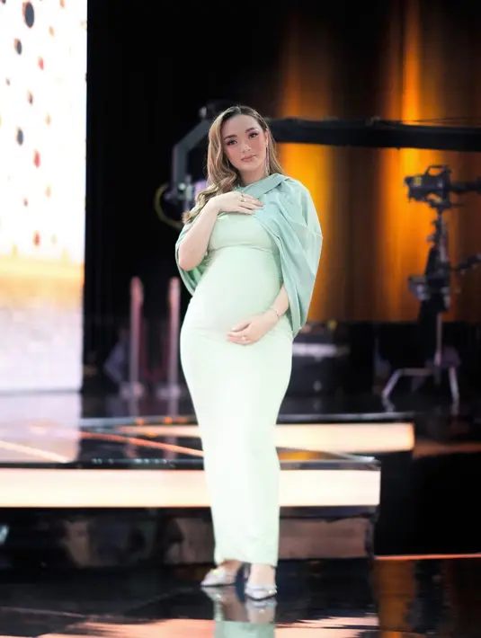 Zaskia Gotik berpose sebelum tampil di sebuah acara musik dangdut. perempuan yang dikenal dengan goyangan itiknya itu memamerkan lekuk tubuhnya yang sedang baby bump. (Instagram/zaskia_gotix)
