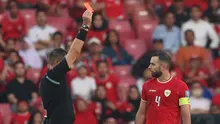 Kepastian Timnas Indonesia untuk lolos ke putaran ketiga kualifikasi Piala Dunia 2026 zona Asia harus tertunda setelah Jordi Amat dkk menyerah 0-2 dari Irak pada laga Grup F putaran kedua Kualifikasi Piala Dunia 2026 zona Asia di Stadion Utama Gelora Bung Karno (SUGBK), Senayan, Jakarta, Kamis (6/6/2024). Dua gol Irak dihasilkan lewat eksekusi penalti Aymen Hussein (54') dan Ali Jassim (88'). Timnas Indonesia harus bermain dengan 10 pemain sejak menit ke-59 setelah kapten tim Jordi Amat dikartu merah langsung akibat pelanggaran di depan kotak penalti. (Bola.com/M Iqbal Ichsan)