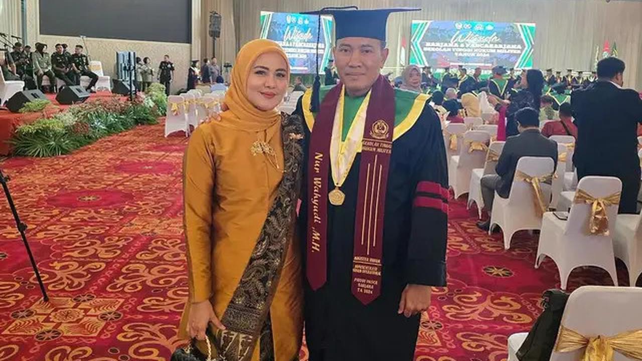 6 Potret Juliana Moechtar Dampingi SuamiWisudaS2 di Sekolah Tinggi Hukum Militer