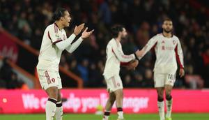 Kapten Liverpool Virgil van Dijk (kiri) berusaha menyemangati rekan-rekannya di laga kontra Bournemouth di pekan ke-23 Liga Inggris 2025/2026 di Vitality Stadium, Minggu (25/01/2026) dini hari WIB. (AP Photo/Ian Walton)