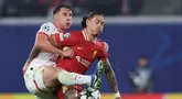 Bek Leipzig, Willi Orban (kiri) berebut bola dengan penyerang Liverpool Darwin Nunez berebut bola saat matchday 3 Liga Champions 2024/2025 di Leipzig, Jerman pada Rabu 23 Oktober 2024 atau Kamis 24 Oktober 2024 dini hari WIB. (Ronny HARTMANN/AFP)