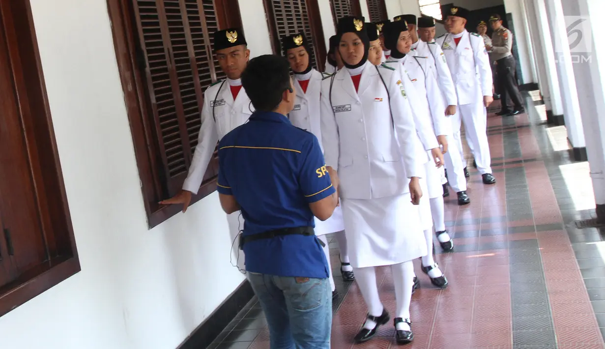 Sejumlah Paskibraka Nasional 2019 mengunjungi Museum Mandiri, Jakarta, Selasa (20/8/2019). Dalam kesempatan itu Bank Mandiri  memberikan sharing materi terkait SDM unggul serta tabungan pelajar kepada anggota Paskibraka dan e-money edisi khusus Paskibraka Nasional 2019. (Liputan6.com/Angga Yuniar)