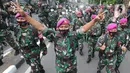 Marinir AL saat menghalau massa usai terjadi pelemparan batu di Jalan MH, Thamrin, Jakarta, Selasa (13/10/2020). Massa pengunjuk rasa yang menolak Omnibus Law UU Cipta Kerja akhirnya dibubarkan aparat. (merdeka.com/Arie Basuki)
