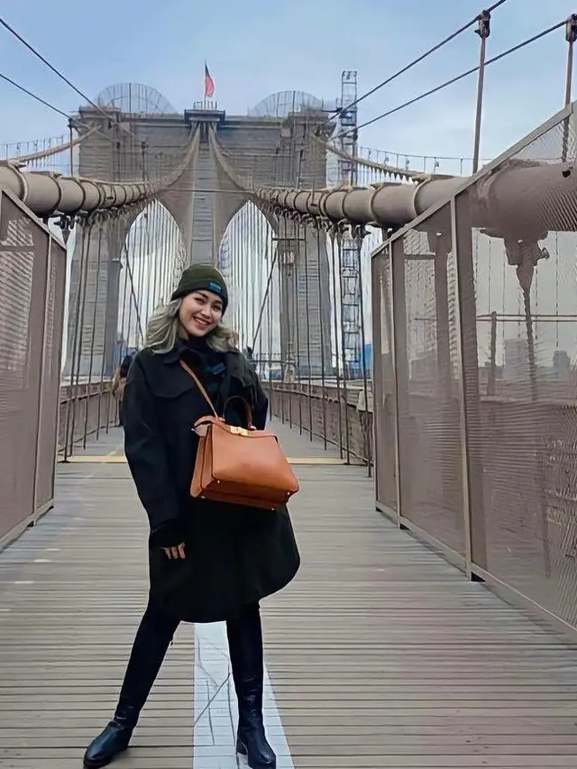 9 Gaya Modis Ayu Ting Ting saat Liburan ke Amerika, Disebut Mirip Eonnie Korea