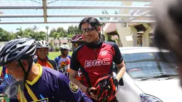 Pesinetron sekaligus anggota DPR RI, Lucky Hakim setibanya di lokasi ijab kabul di Masjid At-Tin, TMII, Jakarta Timur, Kamis (19/1). Lucky Hakim akan melepas status duda dengan menikahi sang kekasih,Tiara Dewi. (Liputan6.com/Herman Zakharia)