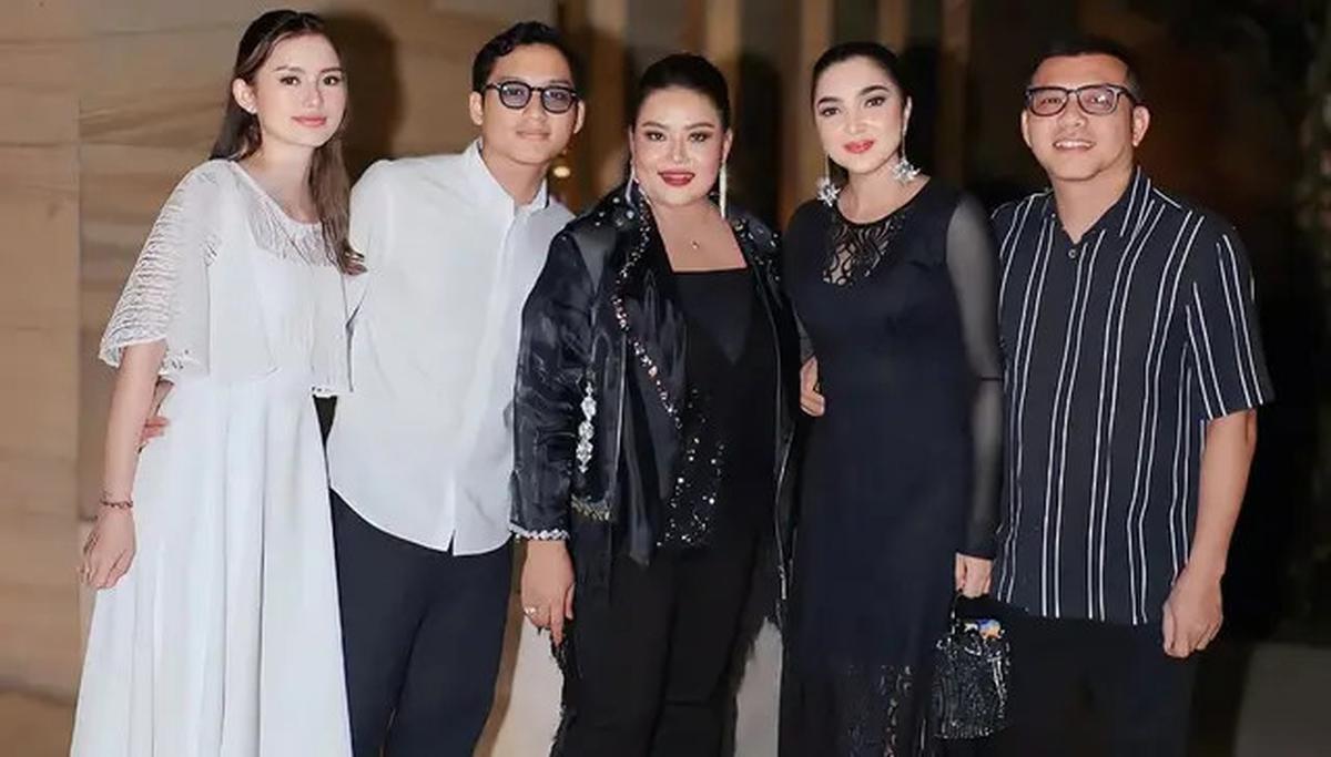 6 Potret Ultah ke-50 Ibunda Sarah Menzel di Bali, Dihadiri Ashanty dan Anang