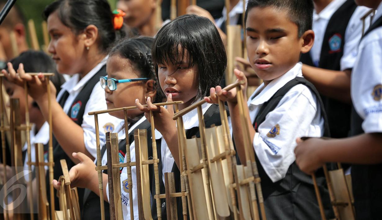 Para siswa penyandang disabilitas memainkan angklung saat Perayaan 50 Tahun Persatuan Tuna Netra Indonesia (Pertuni) 2016, Jakarta, Minggu (31/1/2016). Djarot mendukung para penyandang tunanetra agar dapat bersekolah. (Liputan6.com/Faizal Fanani)