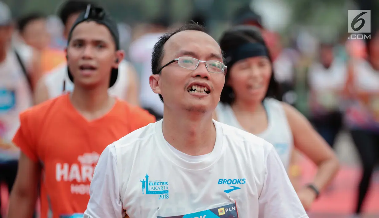 Ekspresi pelari saat mencapai garis finis dalam Jakarta Marathon 2018 di Gelora Bung Karno, Jakarta, Minggu (28/10). 12.500 pelari meramaikan Jakarta Marathon 2018, Memasuki tahun keenam, Jakarta Marathon yang di sponsori PLN. (Liputan6.com/Faizal Fanani)