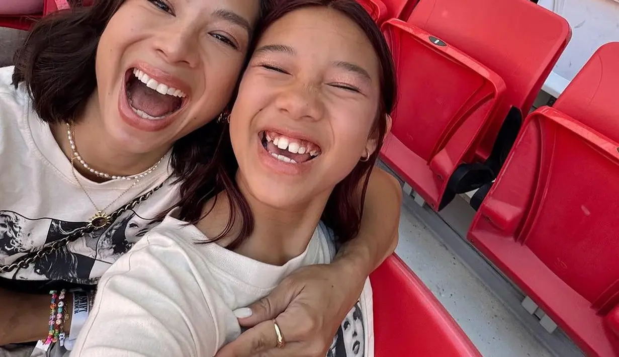 Bak bestie, Jennifer Bachdim dan Stormi yang ternyata Swifties ini pun tampil kompak seperti album Taylor Swift.Soal busana, mereka tampak mengadaptasi dari album Red tahun 2012 yang identik dengan kaus dengan tulisan besar dan celana pendek. Penampilan keduanya dipermanis dengan aksesori termasuk gelang persahabatan Taylor Swift. [@jenniferbachdim]