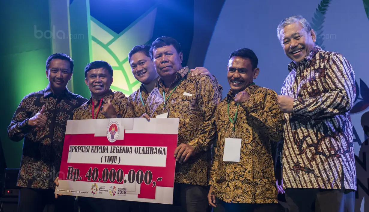 Para legenda tinju Indonesia foto bersama saat Anugerah Leganda Olahraga di Hotel Bidakara, Jakarta, Rabu (13/12/2017). Sebanyak 286 atlet masing-masing mendapatkan 40 juta rupiah. (Bola.com/Vitalis Yogi Trisna)