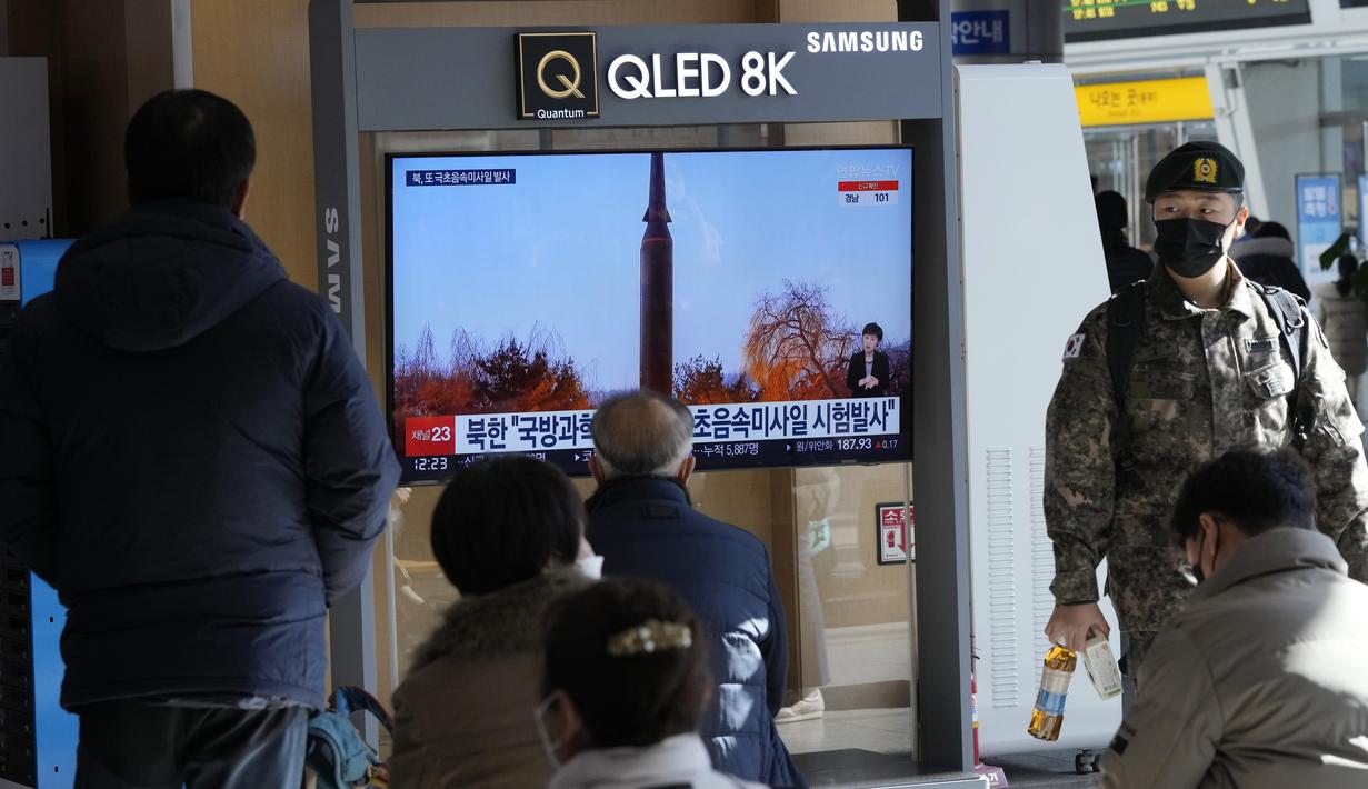 Orang-orang menonton program berita TV yang menampilkan file peluncuran rudal Korea Utara di Stasiun Kereta Seoul di Korea Selatan, Selasa (11/1/2022). Peluncuran itu dilakukan usai enam negara, termasuk AS dan Jepang, mendesak Korut menghentikan tindakan destabilisasi. (AP Photo/Ahn Young-joon)