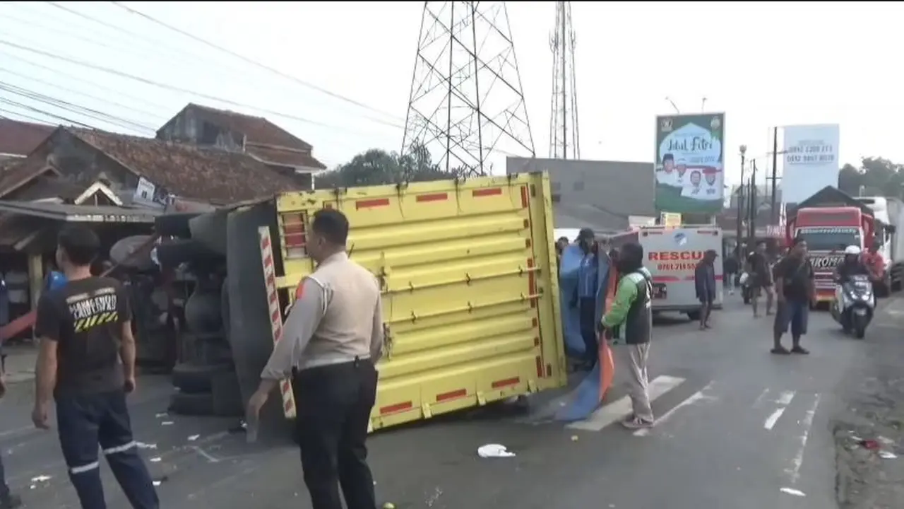 truk pengangkut air mineral kecelakaan di jalur mudik hingga mengakibatkan dua orang tewas